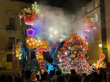 Acireale, un carro allegorico