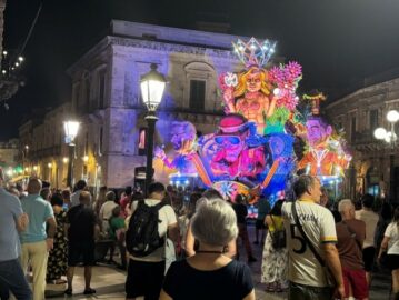 un carro del carnevale estivo