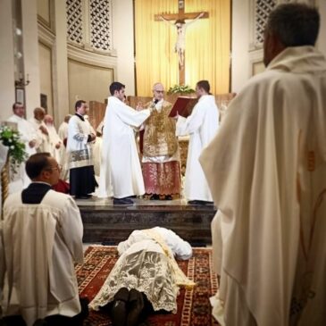 don Fabiano durante l'ordinazione