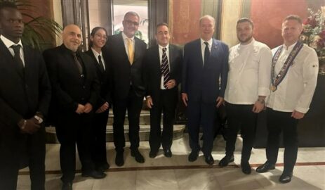 Alberto di Monaco con il team del ristorante I Giardini del Massimo