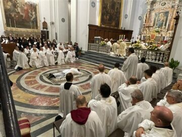 Don Gianluca Franco prostrato