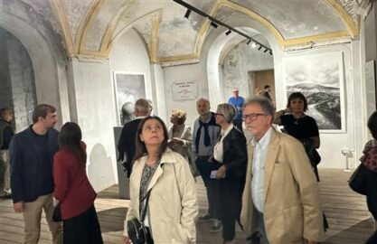 Visitatori alla mostra sull'Etna