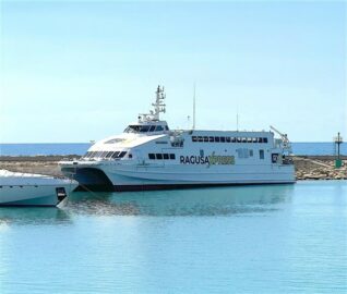 Catamarano RagusaXpress al porto di Marina di Ragusa