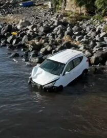 alluvione, auto trascinata in mare