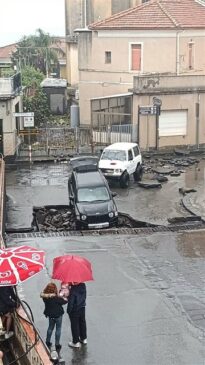 Auto in una voragine della strada