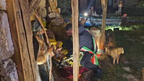 il sindaco barbagallo posa il bambinello nel presepe