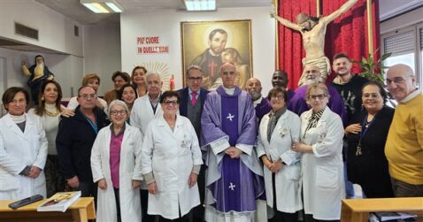 Mons. Raspanti e personale medico