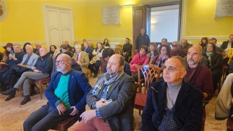 pubblico alla conferenza su la via dei mulini