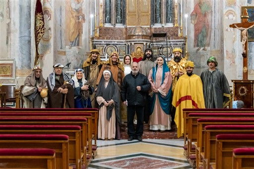 Don Emanuele Nicotra con il cast