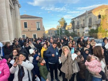 Fedeli davanti alla chiesa