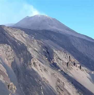 Etna col pennacchio fumante