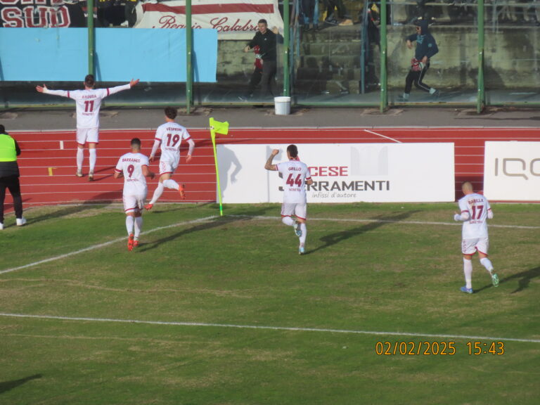 Calcio / La Reggina a vele spiegate, l’Acireale precipita