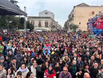 Folla carnevale acireale